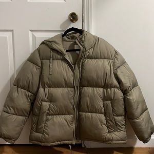 Puffer jacket, for cold snowy days.